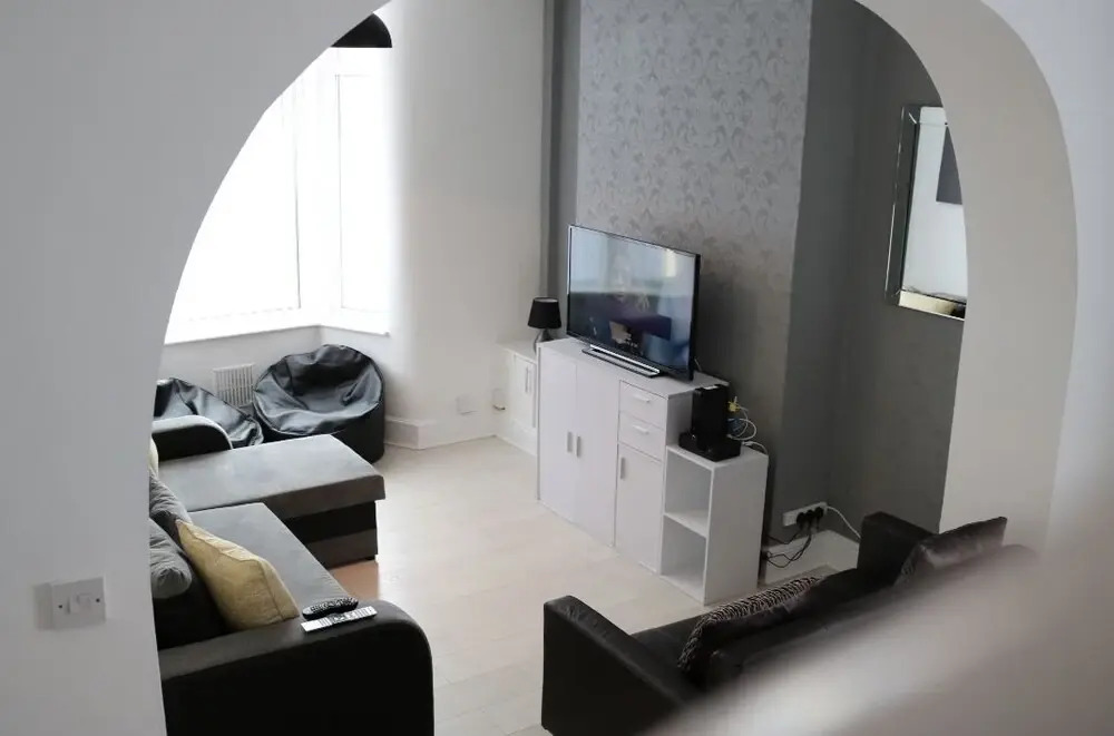 Modern Liverpool House Sleeps 12 Netflix
