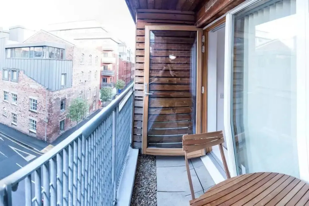 Modern City Centre 2BD Apt W Balcony & Parking