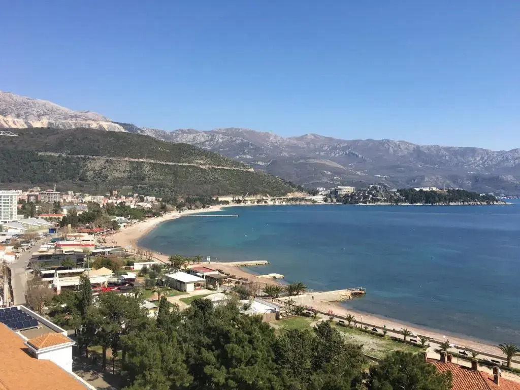 Panoramic sea view 3-bedroom apartment 50 m from the sea