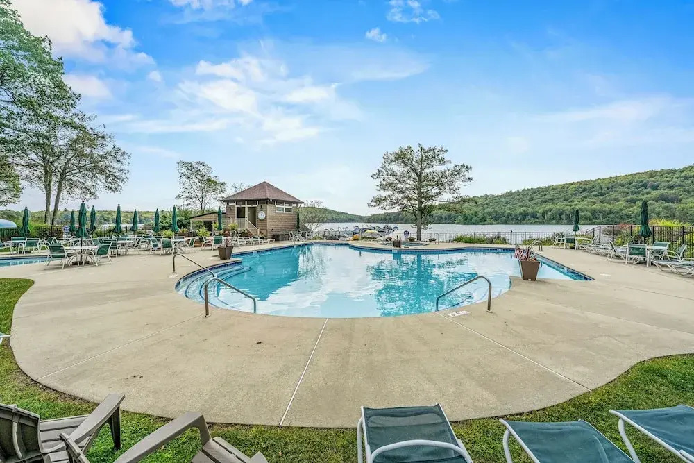 'cobbies Cove' Lakefront Gem: Epic Views & Pool!