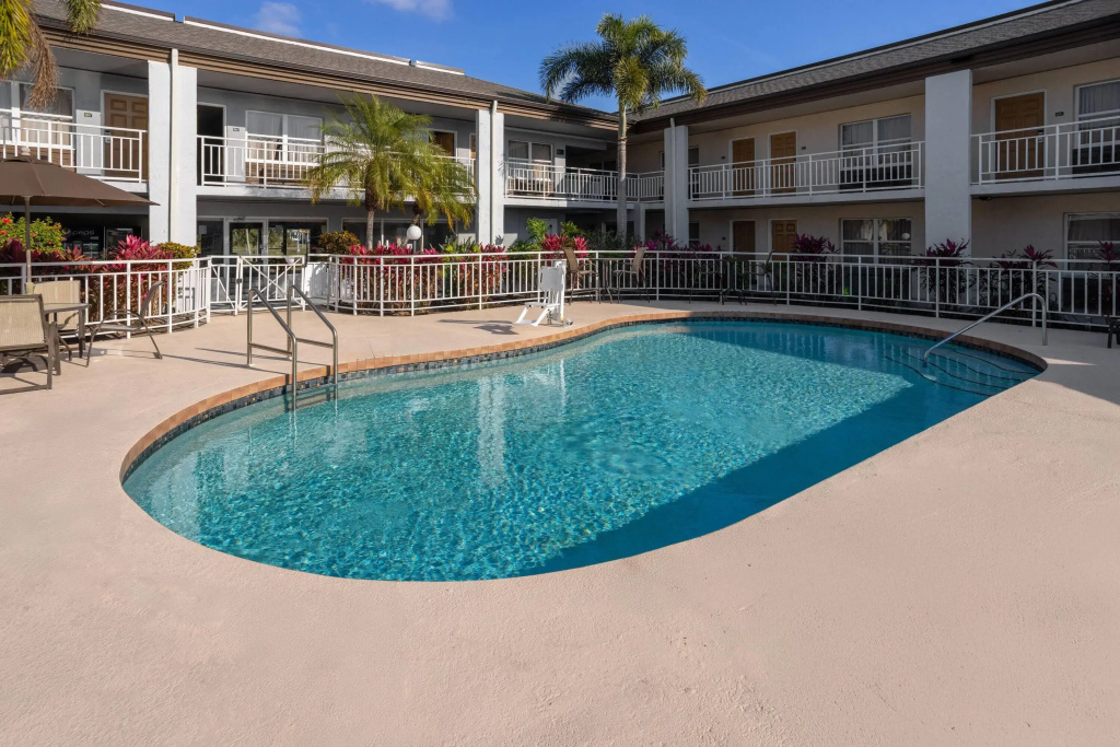 Super 8 by Wyndham Ellenton Bradenton Area