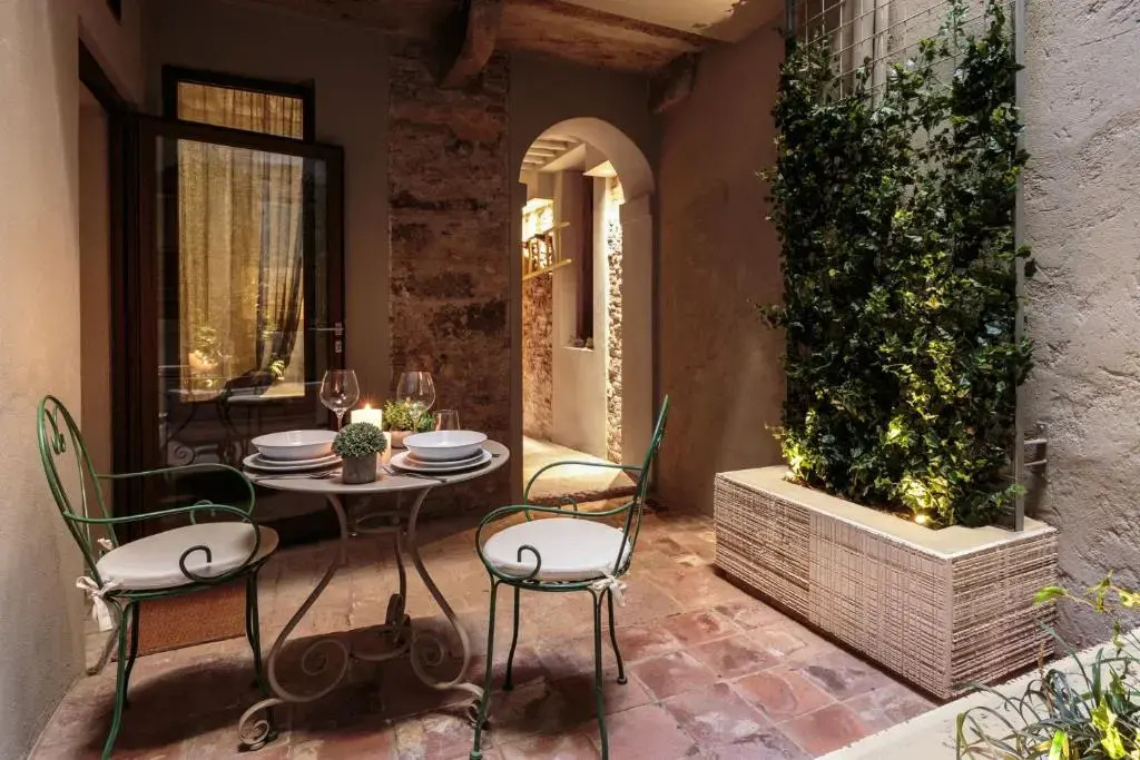 Casa Reds, THE SMART LUCCA APARTMENT SUITE inside the Walls