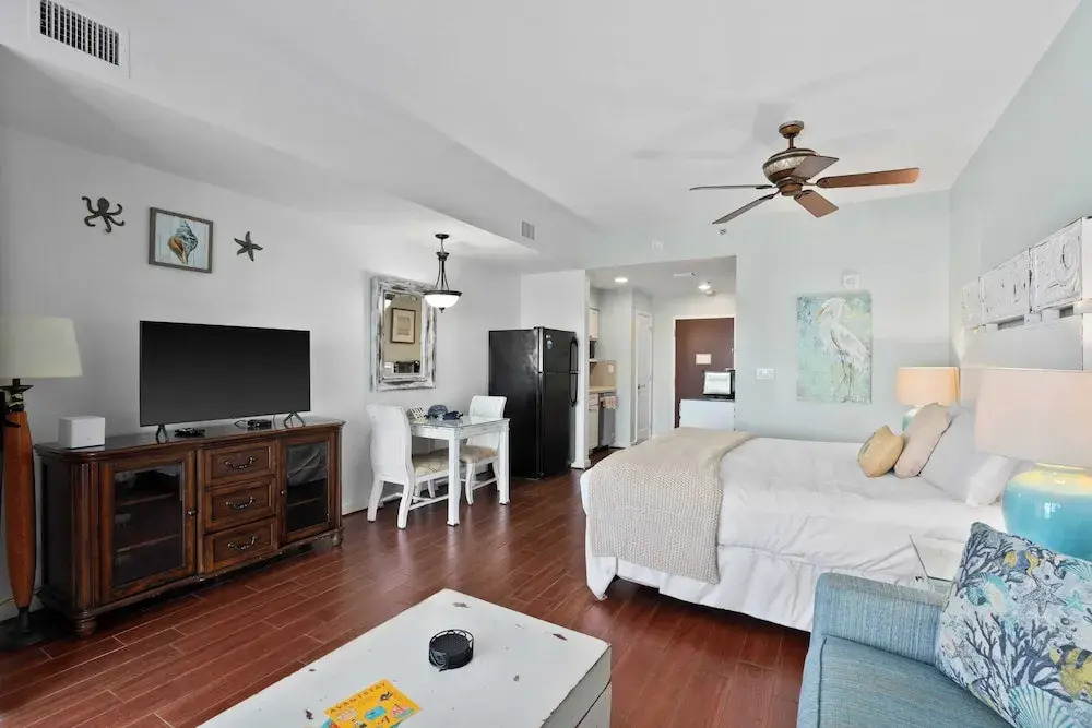 Miramar Beach Studio w/ Pool, Tennis & Walk to Beach Luau Eastern Sky