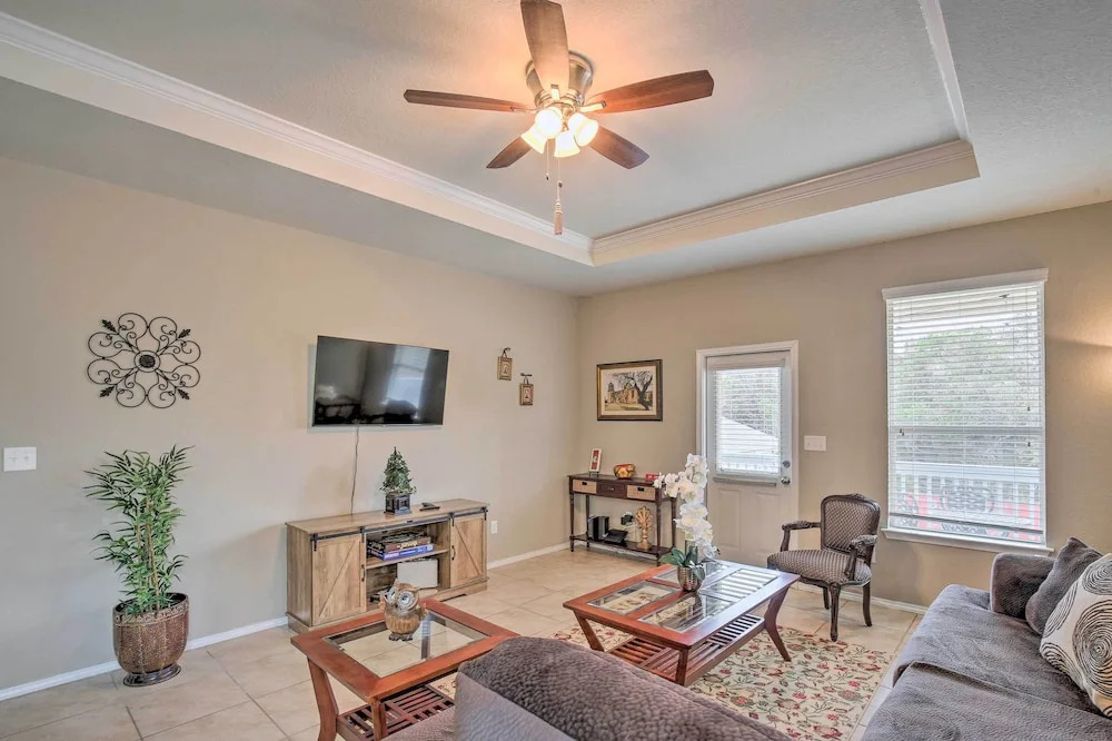 San Antonio Abode Near Golf, Shops + Dining!