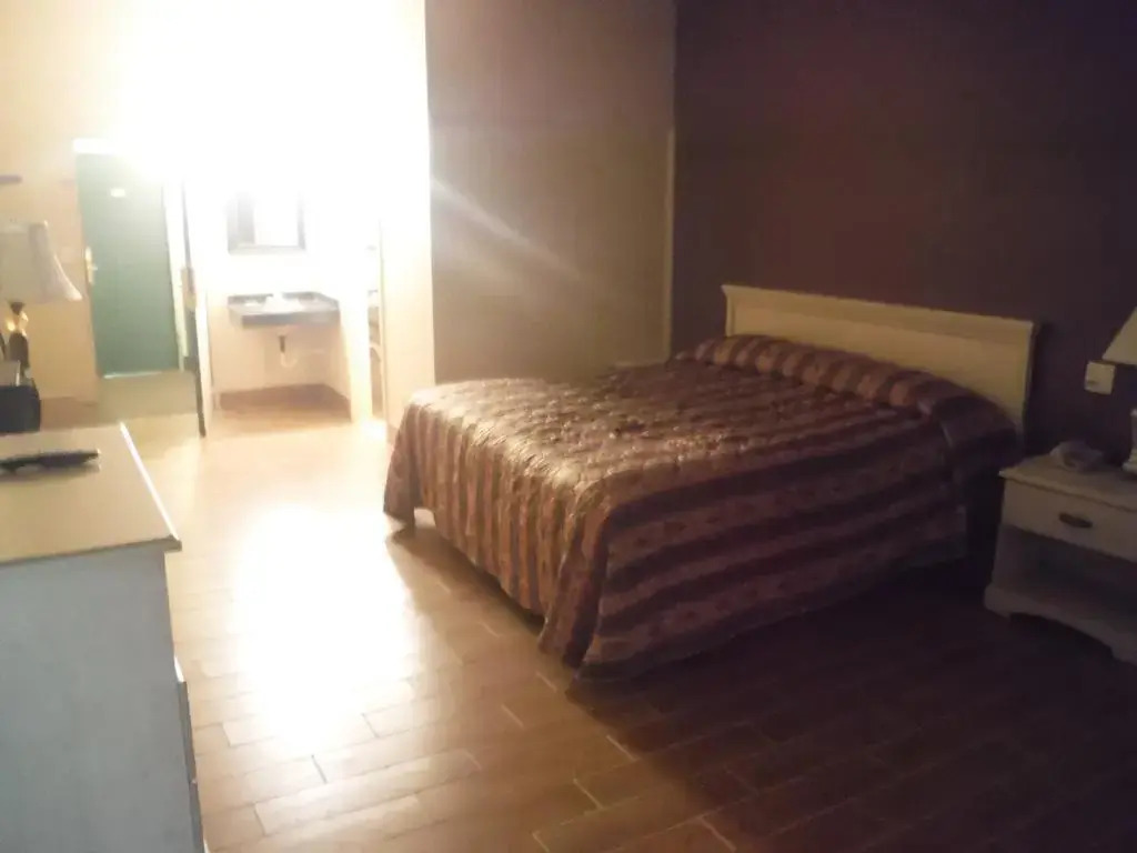 Budgetel Inn & Suites Hotel