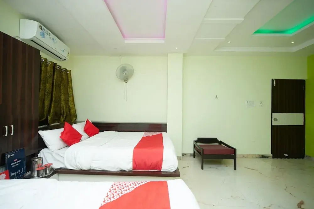 OYO 27032 Sri Kumaran Residency