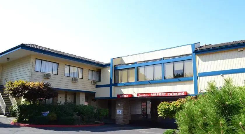 Sandstone Inn & Airport Parking
