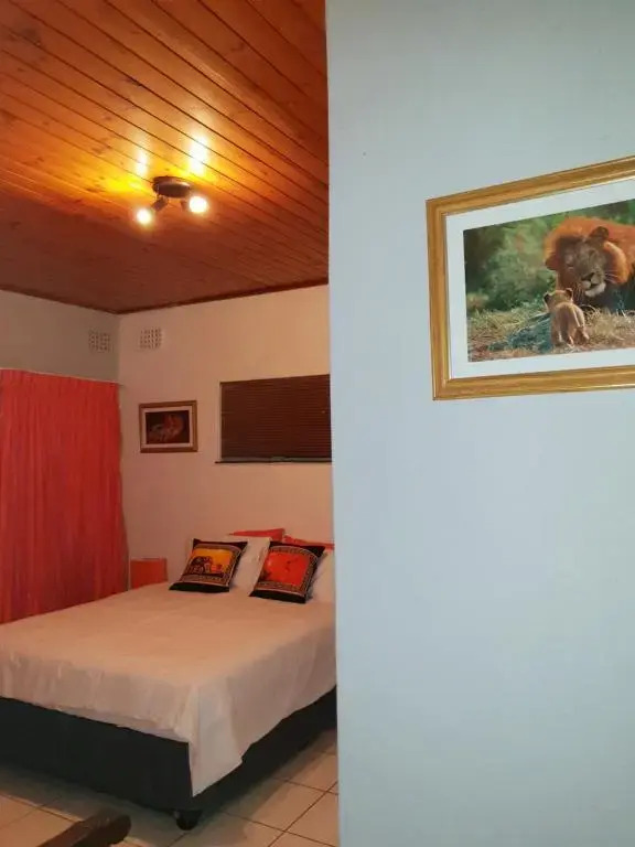 Lyronne Guest house, Shuttle and Tours