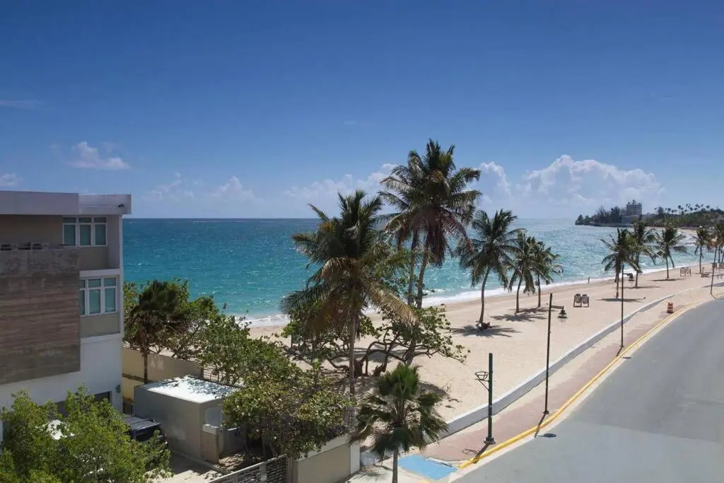 Beachside One bedroom Apt steps from prime beach generator parking included