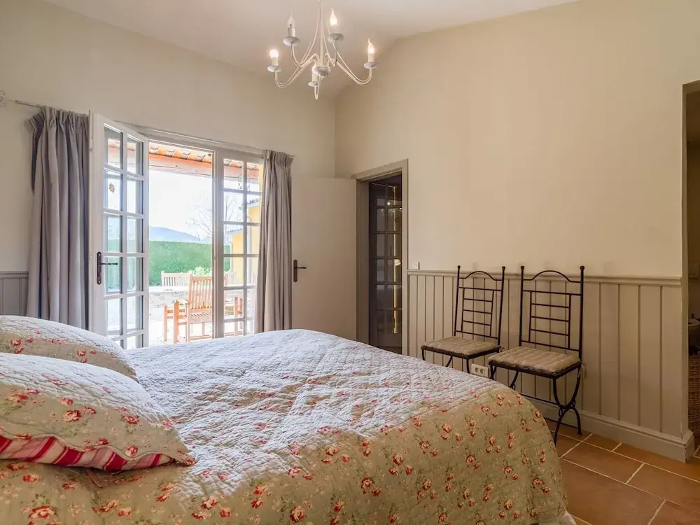 Beautiful, Spacious Villa With Private Swimming Pool Near Recreation Lake Lac de Castillion
