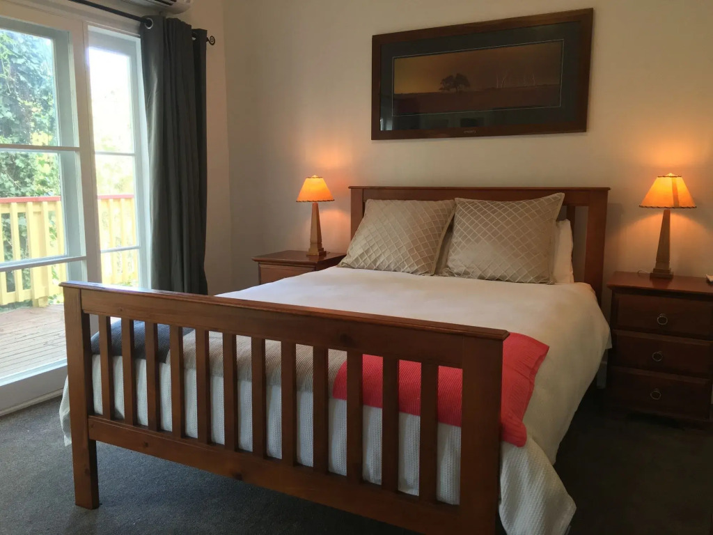 Charnwood Cottages in Warburton