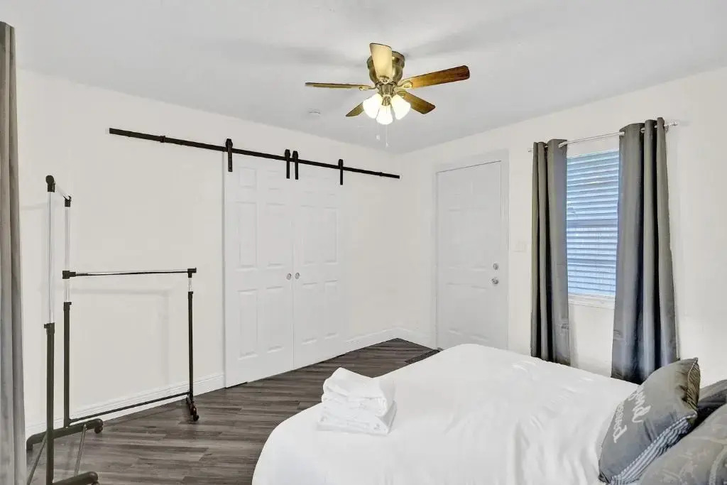 BRAND NEW 4Bed/2Bath - Renovated Luxury Stay