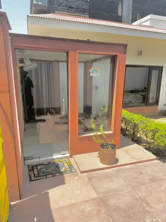 R Cottage Studio Apartments