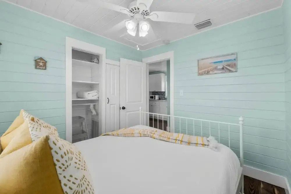 Newly Renovated 2 Bedroom Beach House Free Parking