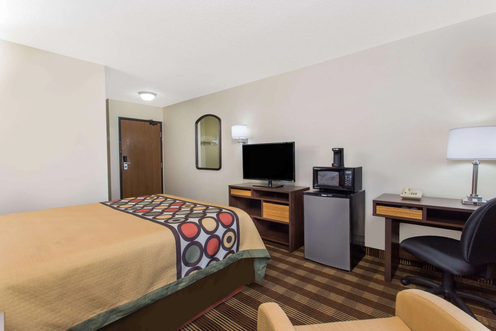 Super 8 by Wyndham Eau Claire I-94
