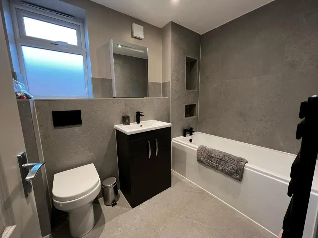 Charming 4-bed House in Winchester,free Parking