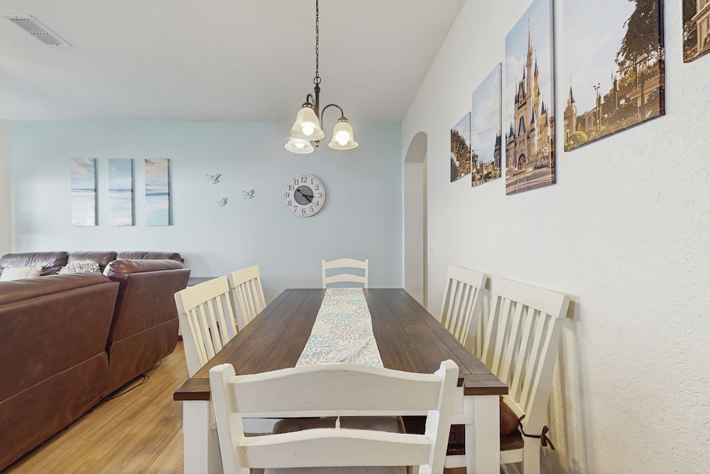 Wonderful, Two-level Home Close to Theme Parks With W/d, Central AC & Patio