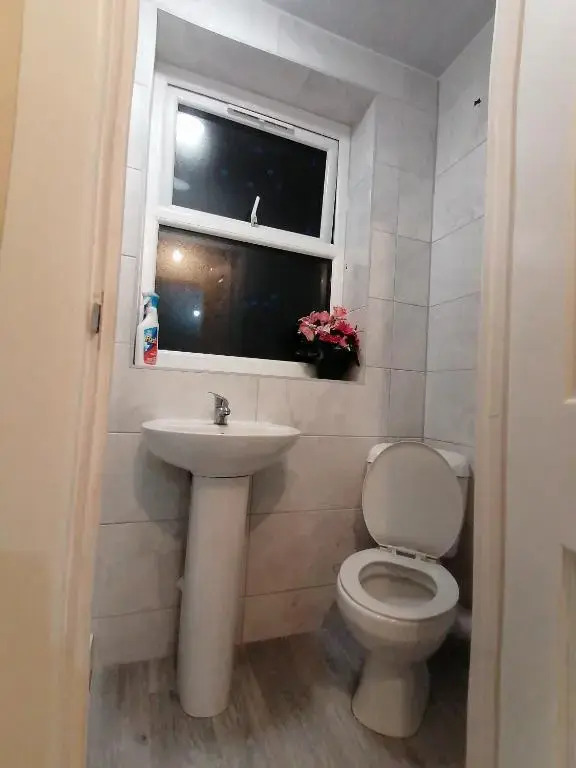 Self-contained studio flat bathrooms kitchens upgrade locations to city centre 15 minutes walking distance Nottingham universities Queen hospitals city hospitals