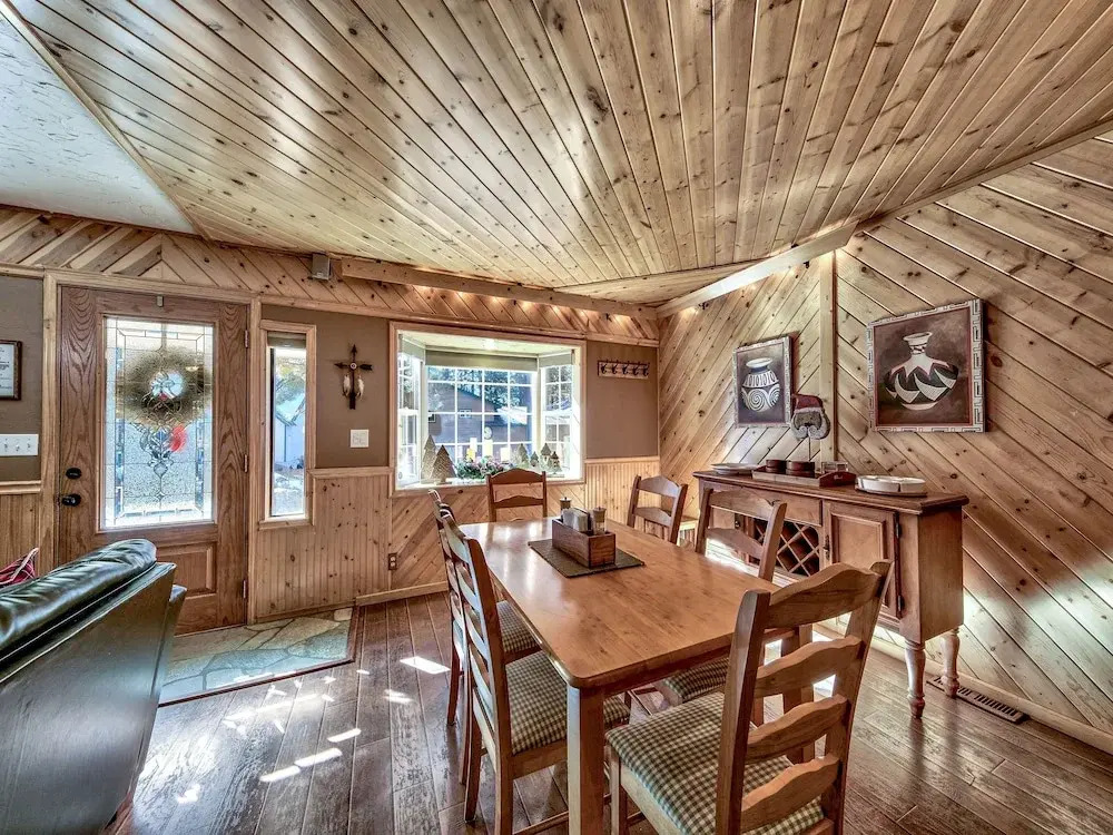 2556h Lazy Bear's Den 2 Bedroom Cottage by RedAwning