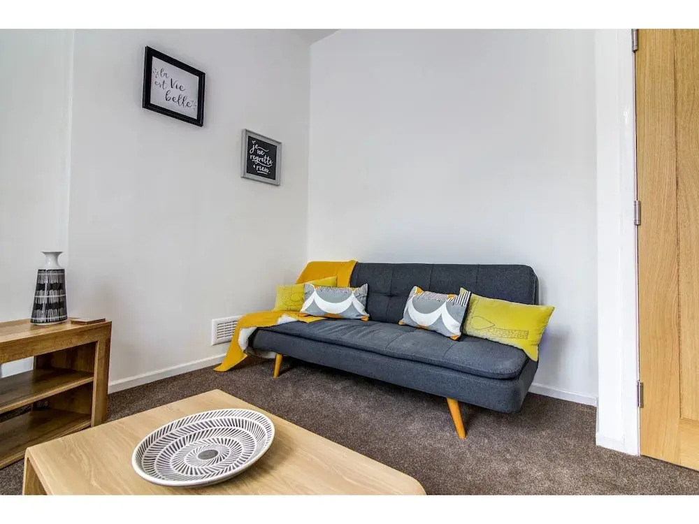 Fantastically Modern, Clean 1 Bedroom Flat for 4