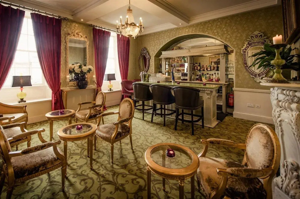 Step House Hotel