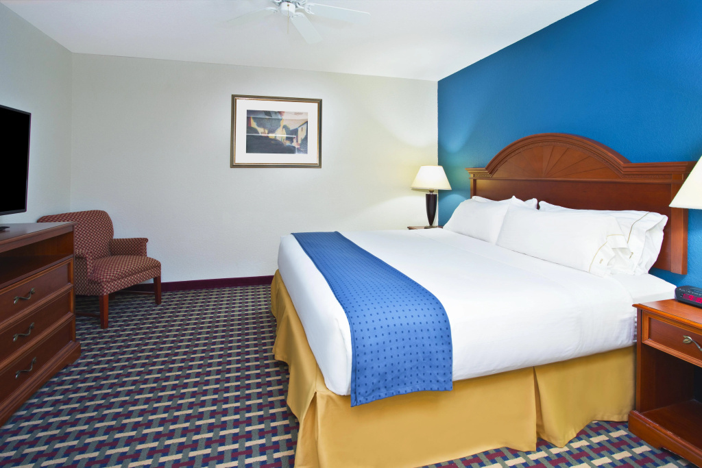 Holiday Inn Express & Suites Petoskey by IHG