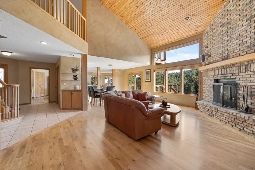 Peaceful Pines 5 BR Home with Hot Tub!