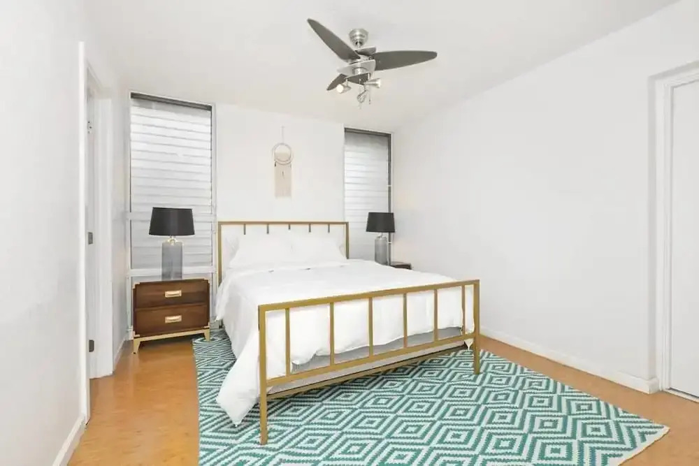 Large 2br/2ba Steps to Waikiki Beach by Domio