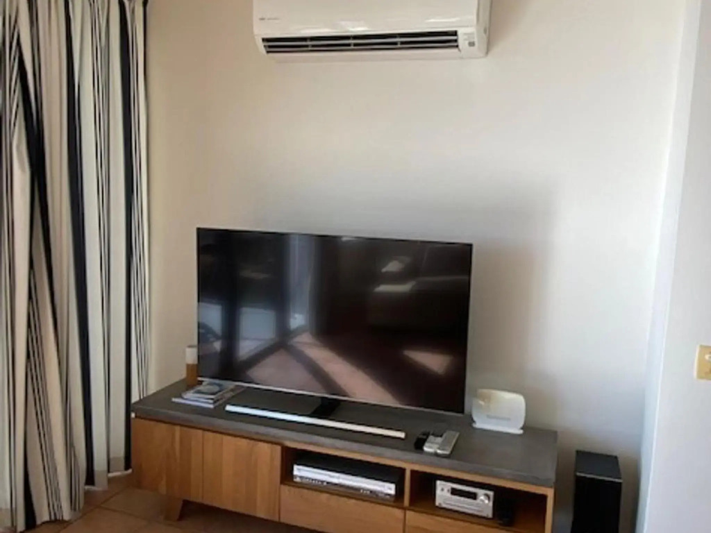 Kalimna 2 Picture Point Crescent 35