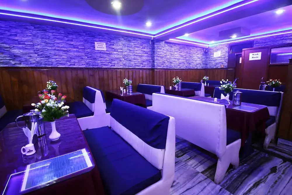 OYO 6932 Hotel Snow Lion