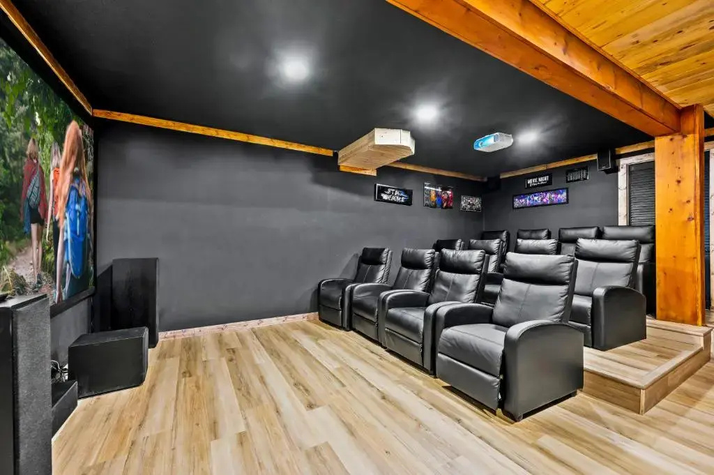 Smoky Bear BnB! Theater, Game Room, Hot Tub, Bar, 5Br 5Ba