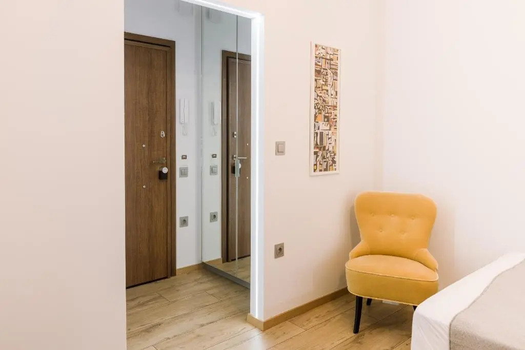 Minimal apartment on the shadow of the Acropolis