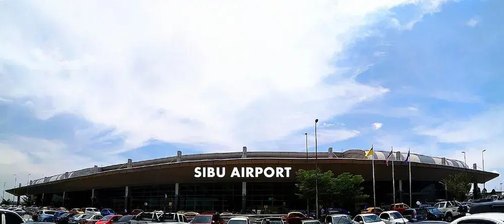 H Homestay Sibu - 1000Mbps 1Gbps Wifi, Astro & Auto Gate Parking Semi Detached House