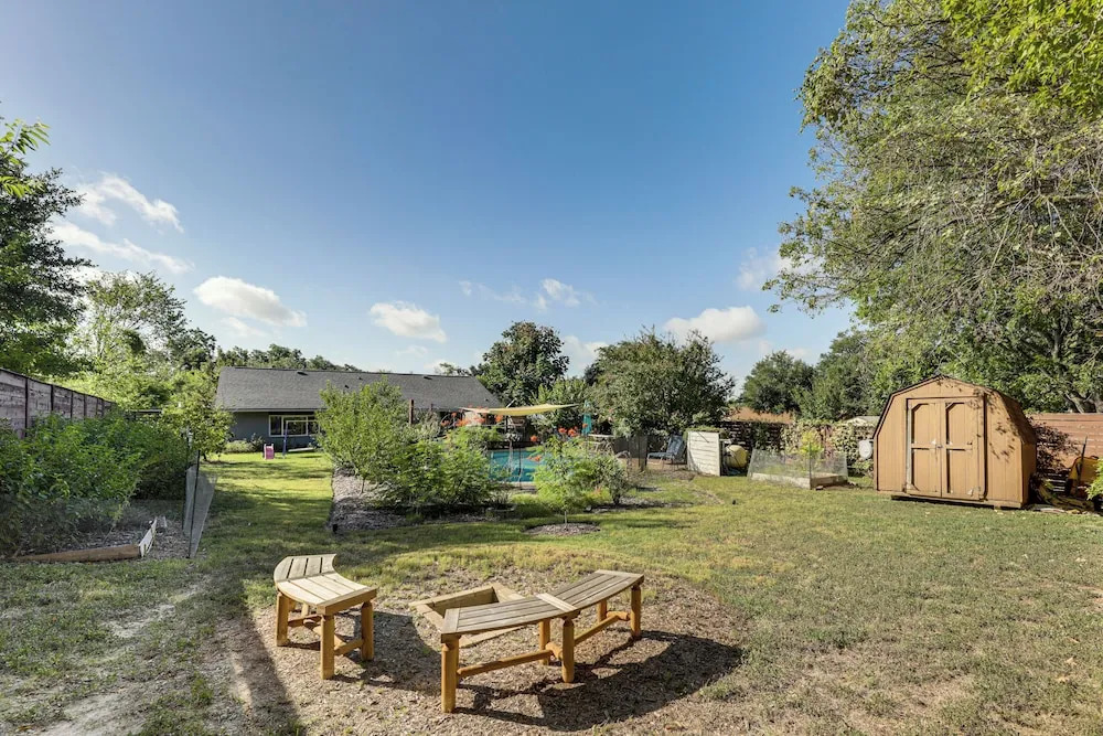 Outdoor Pool & Fire Pit: Modern Austin Home