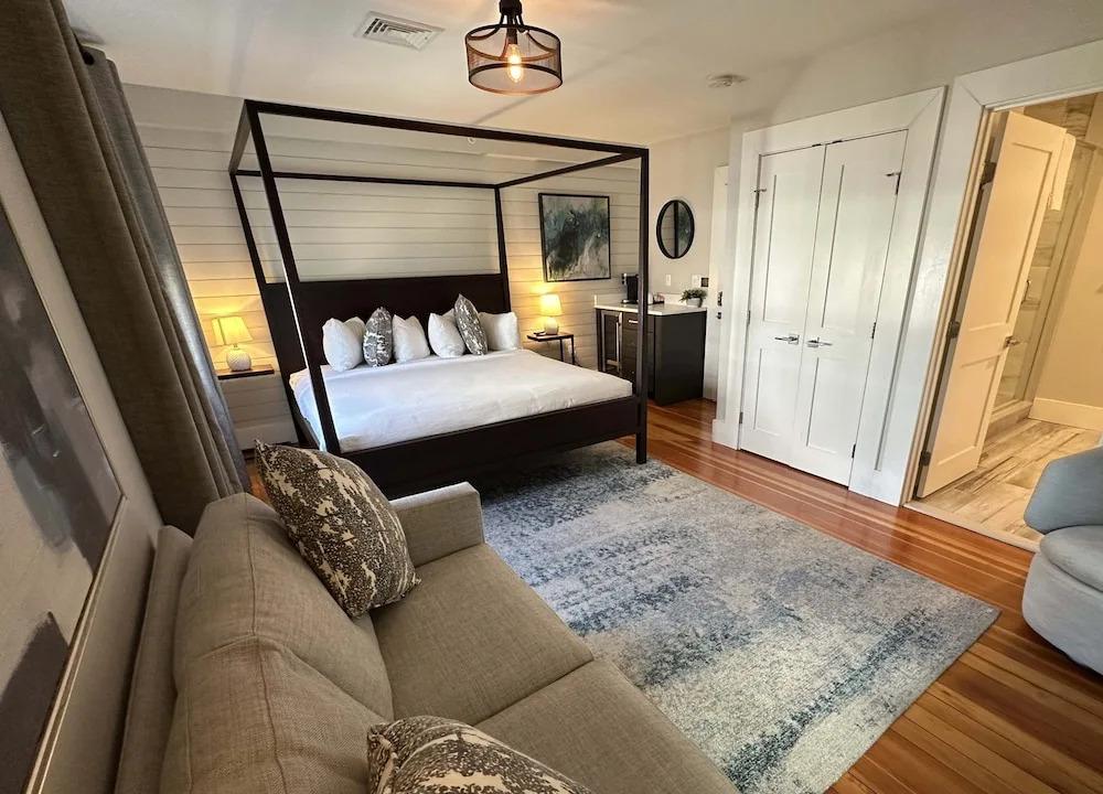 Contemporary 1 Bed/ 1 Bath On Historic Pelham St 1 Bedroom Home
