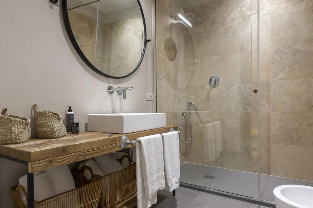 On a private road, nestled among olive trees and unspoilt landscapes, lies Villa Polvese. In an elev-Villa Polvese