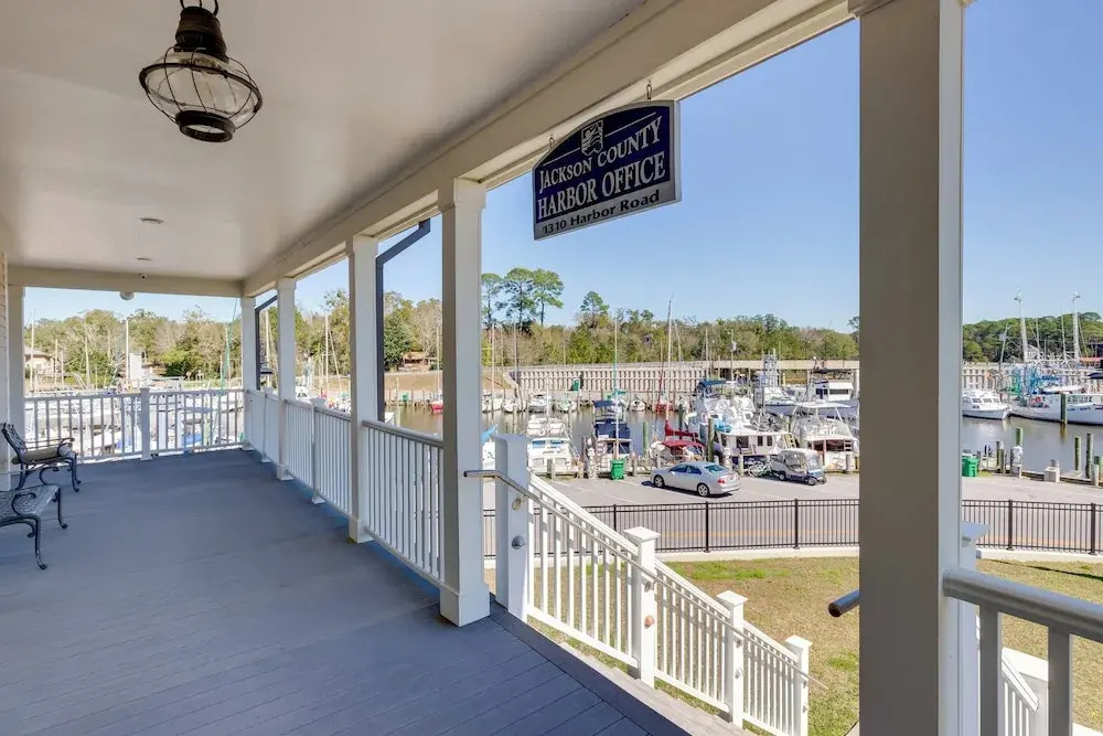 Harbor Oaks Haven: Walk to Front Beach & Downtown!