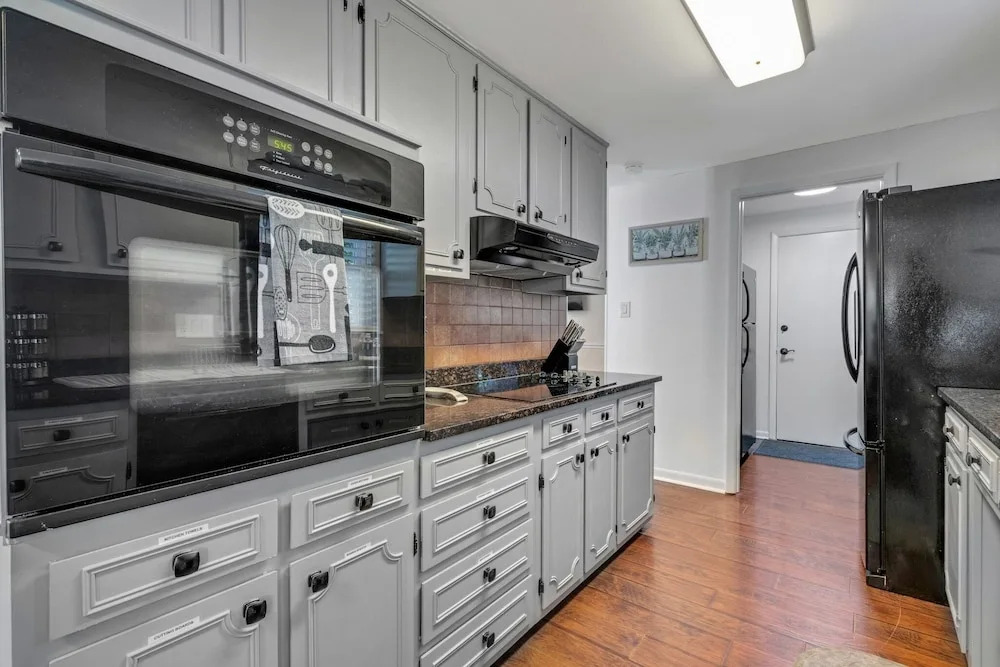 Beautiful Home With Private Hot Tub Close To Everything 4 Bedroom Residence by Redawning