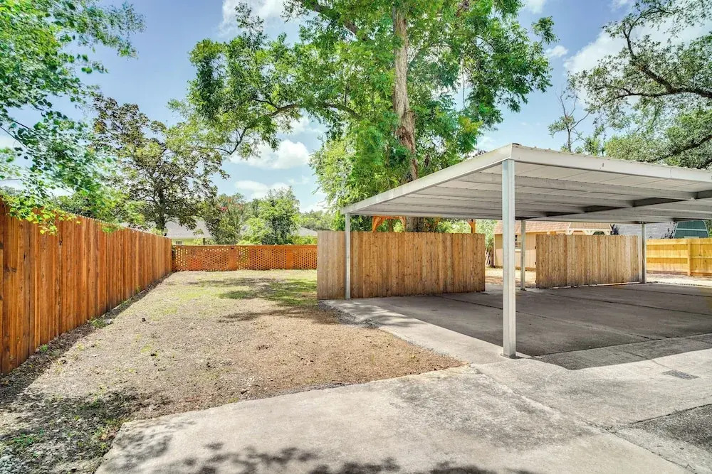 2 Mi to Downtown: Lake Charles Apartment