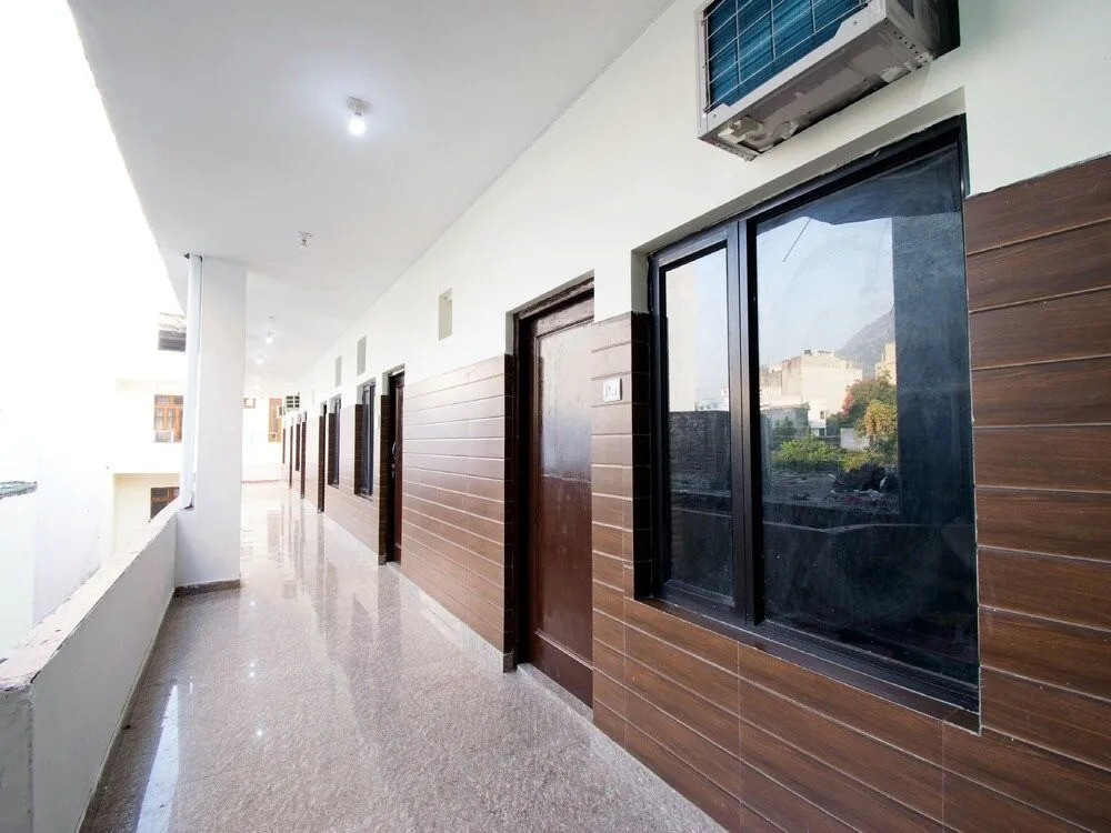 OYO 22932 Hotel Shiv Shanker