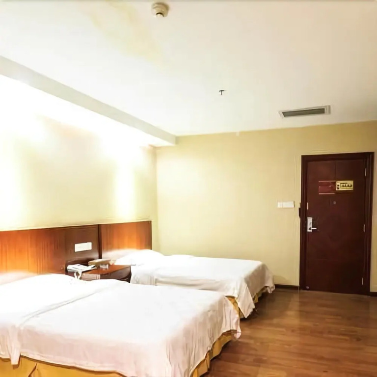 Yangjiang Poli Holiday Hotel (Jiangcheng Yueyun Bus Terminal)