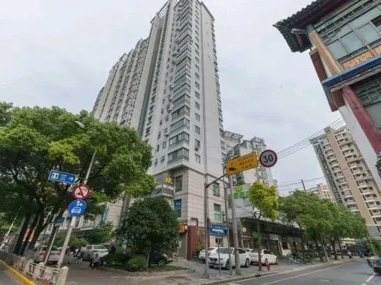 Yunhai Electric Sports Hotel (Yan'an West Road Subway Station)