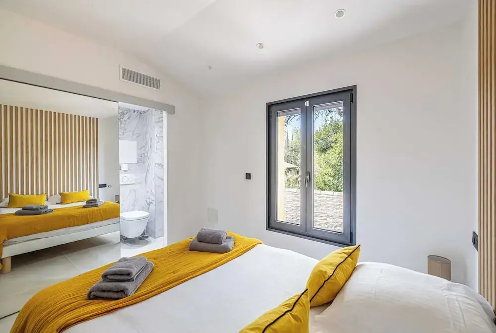 Modern Villa with Heated Pool and Garden