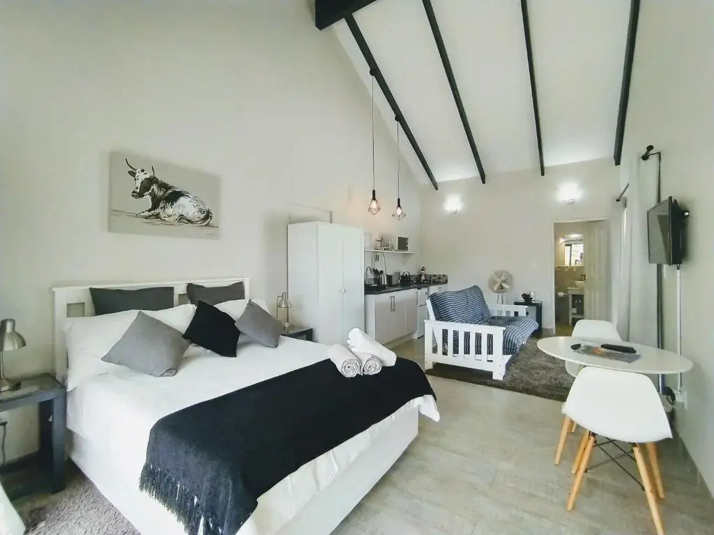 Capricorn Studio One - 150m to Solar Beach, Patio & Braai, Wifi, DSTV & Netflix