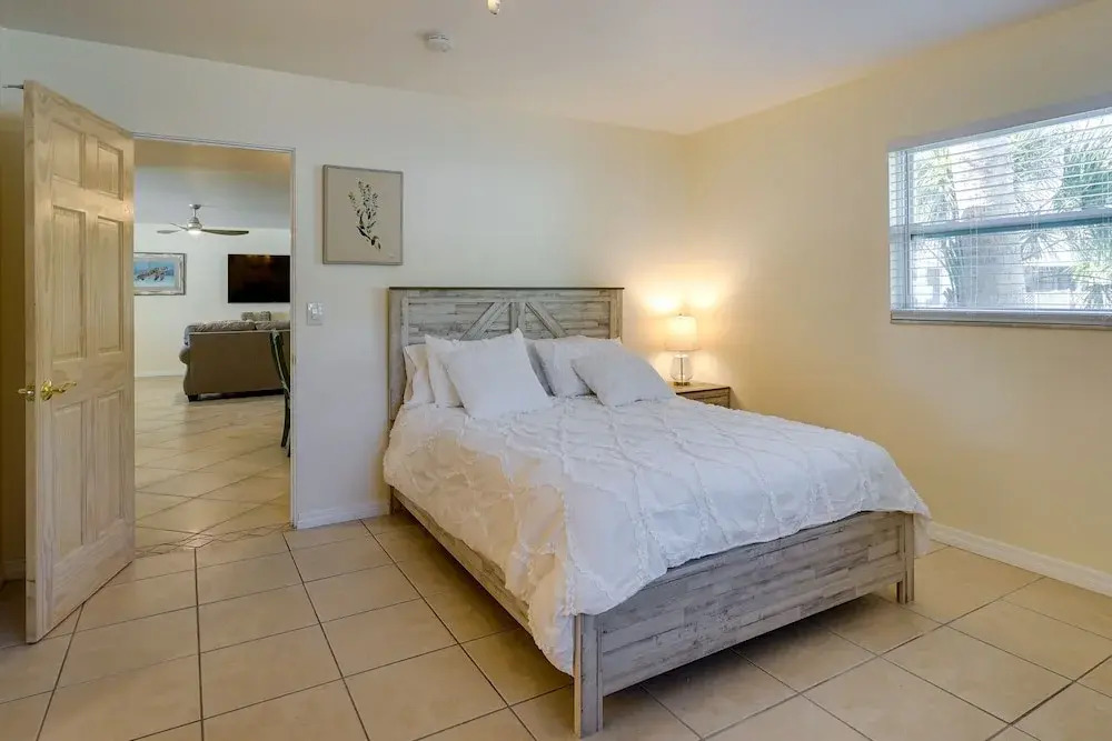 Pet-friendly Englewood Home - 4 Mi to Beach!