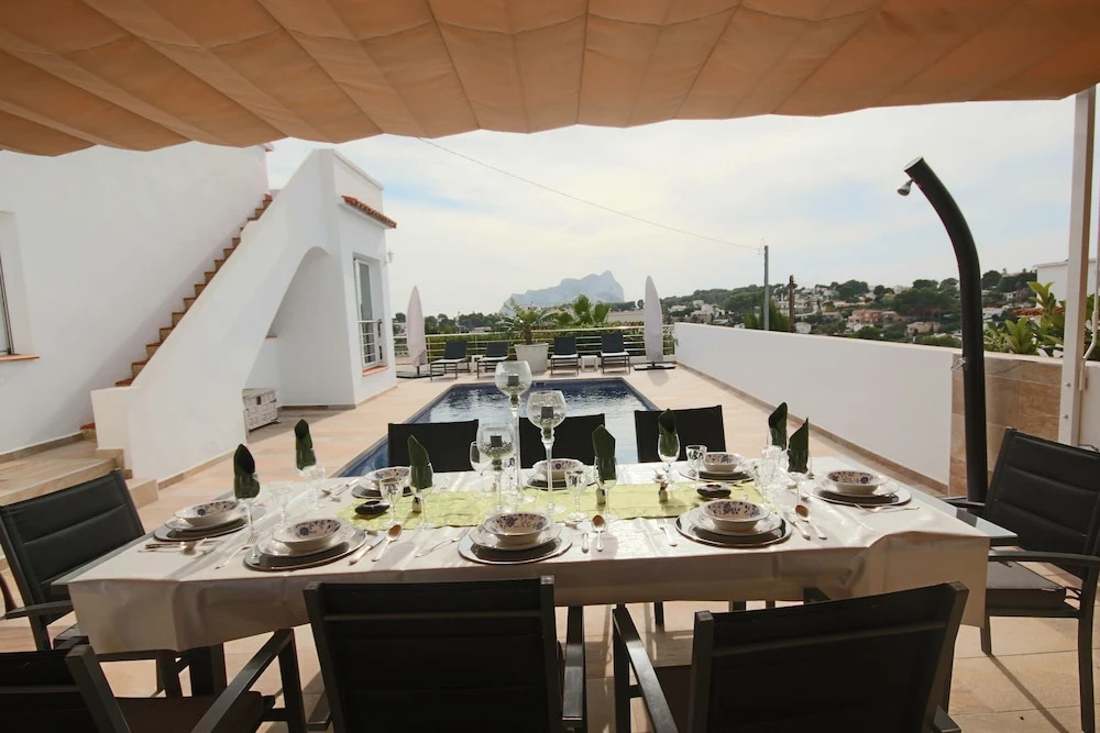 Private Family Retreat With Pool Short Walk to the Sea