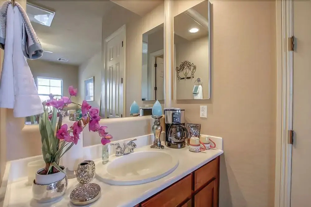 Elm St - 1 Br home by RedAwning