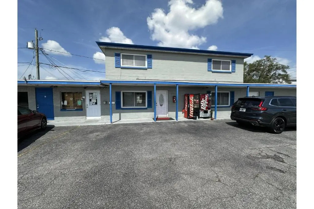 Base Motel By OYO South Tampa
