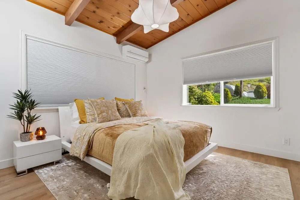 180-Degree Ocean Views Deck + Hillside