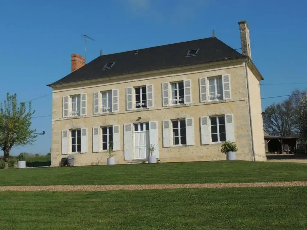 Maison Spacieuse avec Piscine Couverte et Wifi à Laleu - FR-1-497-46